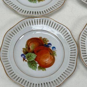 Juego de 7 Platos Decorativos de Porcelana con Motivo Frutal y Bordes Calados - imagen 4