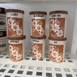 Lote siguiente: Set de 6 Frascos de Cerámica con Tapa de Madera para Cocina