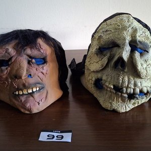 Lote de Cotillón: Máscaras de Terror, Guitarra Inflable, Trompos de Madera y Más - imagen 2