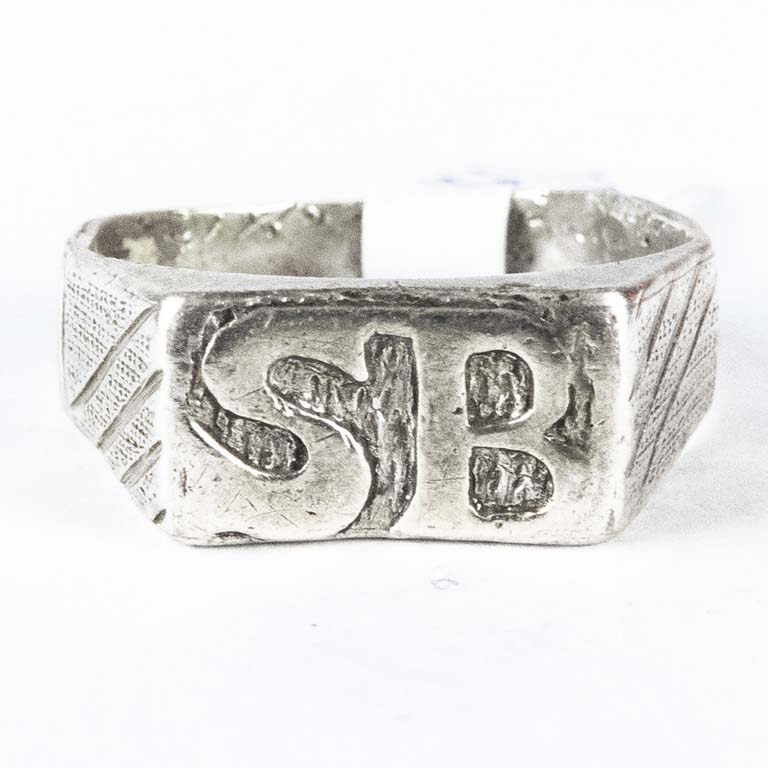Anillo de plata con iniciales SB - Detalle en Español