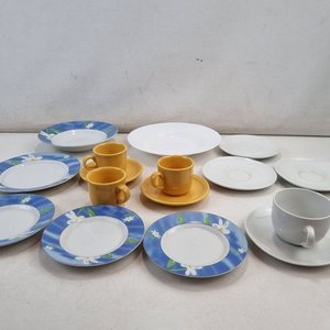 Lote anterior: Lote de Vajilla Surtida: Platos de Postre Florales, Tazas de Café Amarillas y Set de Desayuno Blanco