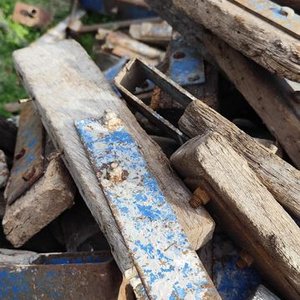 Lote de Anclajes de Hierro y Madera para Construcción - imagen 2
