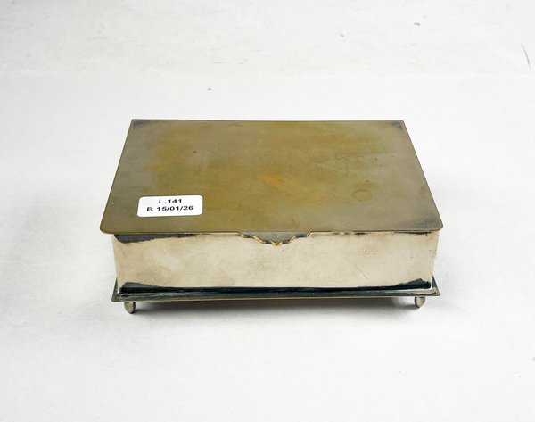 Lote siguiente: Caja de metal con etiqueta blanca - Análisis detallado