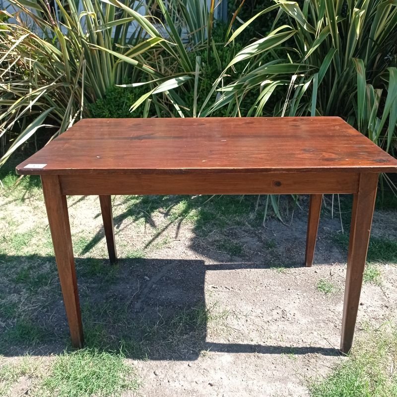 Lote siguiente: Mesa de madera antigua con superficie grande