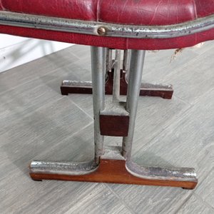 Sillón Anatómico Rojo Tapizado en Cuero con Base de Metal y Madera - imagen 7