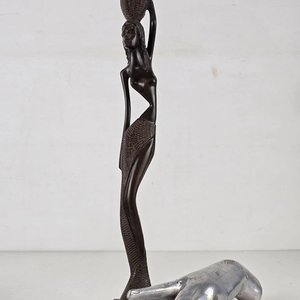 Escultura de Mujer Africana en Madera con Cesta - imagen 1