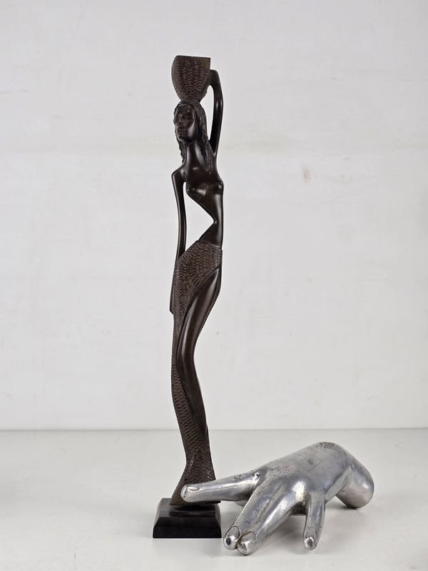 Escultura de Mujer Africana en Madera con Cesta