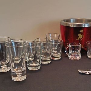 Hielera Roja Johnnie Walker con 22 Vasos de Shot de Vidrio - imagen 7