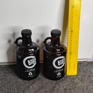 Lote siguiente: Dos Porrones de Cerveza Artesanal "Cabezas Bier" Vidrio Ámbar con Tapas