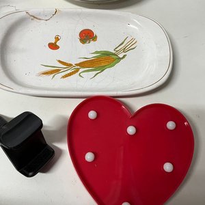 Lote Variado: Canasta Mimbre, Platos Blancos, Reloj Pared, Bandejas Loza, Corazón Luz y Más - imagen 4