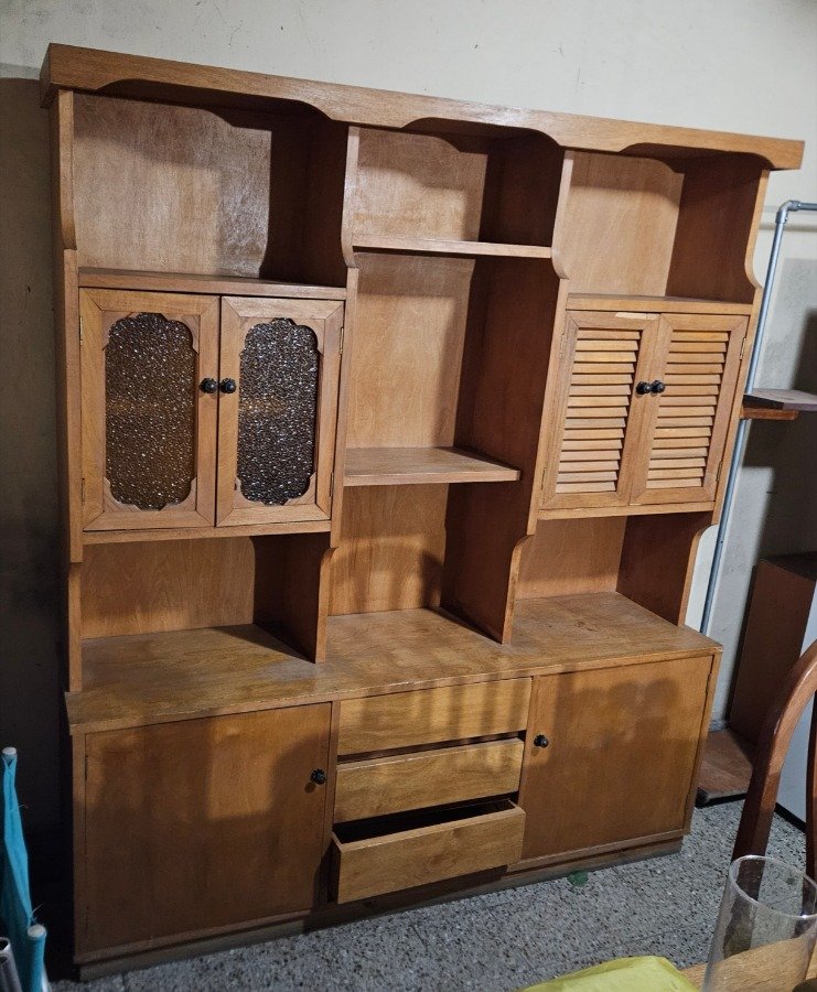 Mueble Modular de Madera con Estantes y Puertas