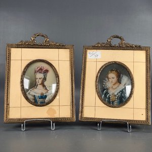 Par de Miniaturas Pintadas a Mano y Firmadas con Marcos de Bronce Estilo Francés - imagen 2