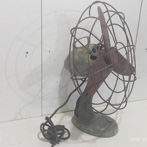 Antiguo Ventilador de Mesa Metálico con Rejilla de Hierro - imagen 3