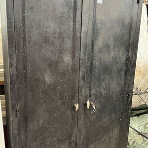 Antiguo Gabinete Metálico con Caja Fuerte y Estantes - imagen 2