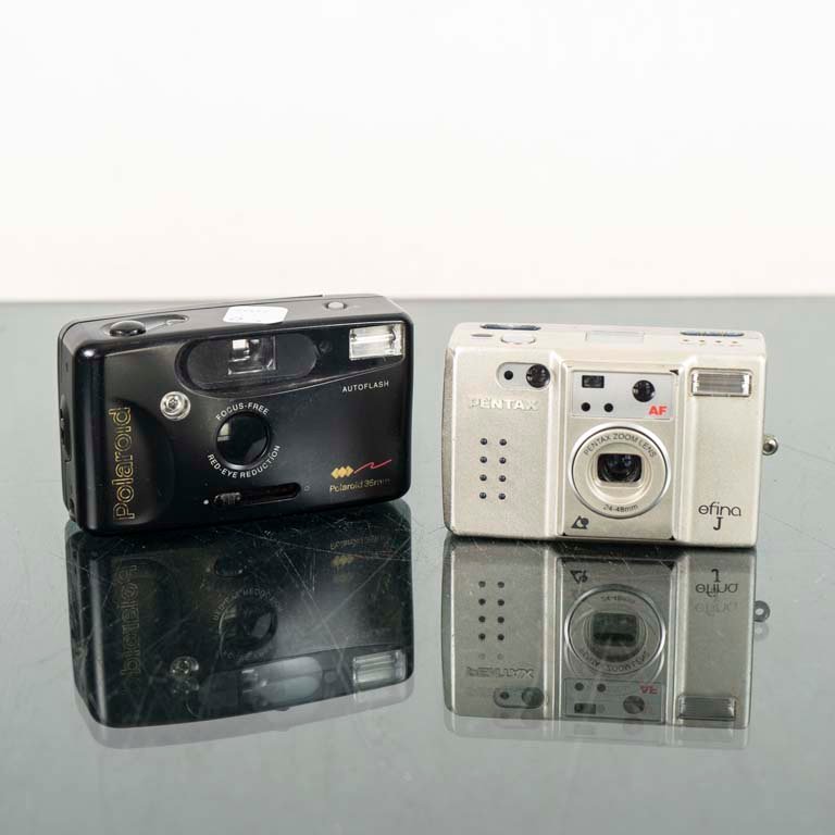 Dos cámaras analógicas: Polaroid y Pentax
