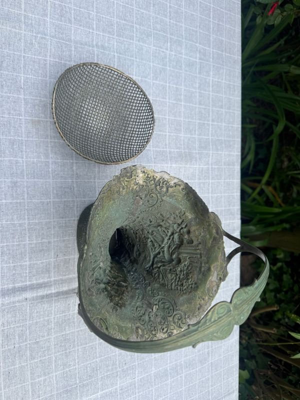 Cesto o Florero de Metal Repujado con Asa y Cúpula de Malla - imagen 6