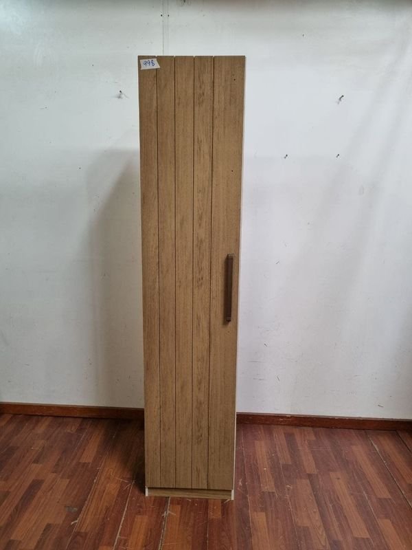 Mueble Vertical con Puerta y Estantes Interiores, Tono Madera Clara