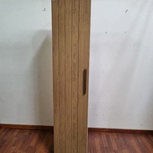 Lote siguiente: Mueble Vertical con Puerta y Estantes Interiores, Tono Madera Clara