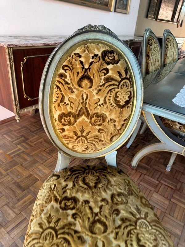 Excepcional juego de comedor estilo Francés con mesa extendible y 6 sillas tapizadas en Brocato - imagen 9