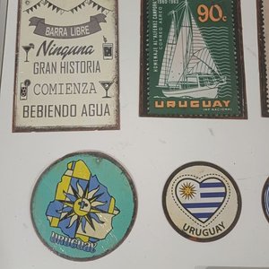 Lote de 8 Chapas Vintage Temáticas: Mickey Mouse, Uruguay, Velez Sarsfield y Más - imagen 4