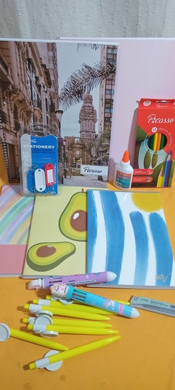 Estación de trabajo y materiales de escritura - imagen 2