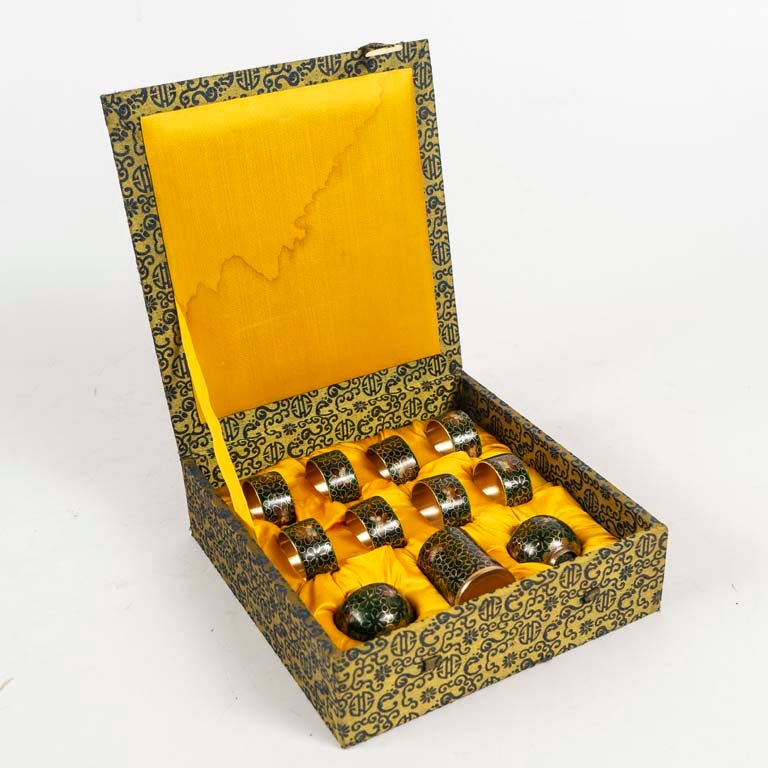 Lote siguiente: Servilleteros y accesorios de bronce con esmalte