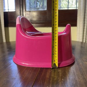 Set de Baño Infantil: Tina Rosada, Soporte Antideslizante y Reductor Fucsia - imagen 12