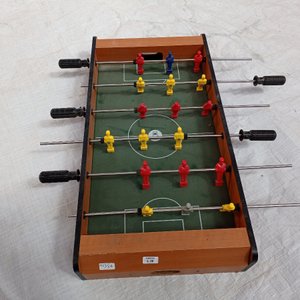 Dos piezas: futbolito de mesa y juego de herramientas para niño. - imagen 3