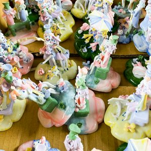 Lote de Figuras de Porcelana: Parejas de Payasos Sentados - imagen 2