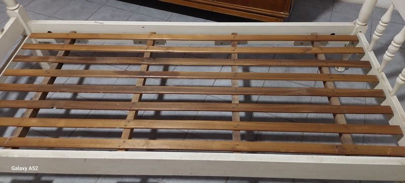 Cama de madera antigua con estructura clásica - imagen 4