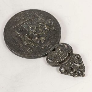 Lote anterior: Espejo de Metal Labrado con Escena Decorativa