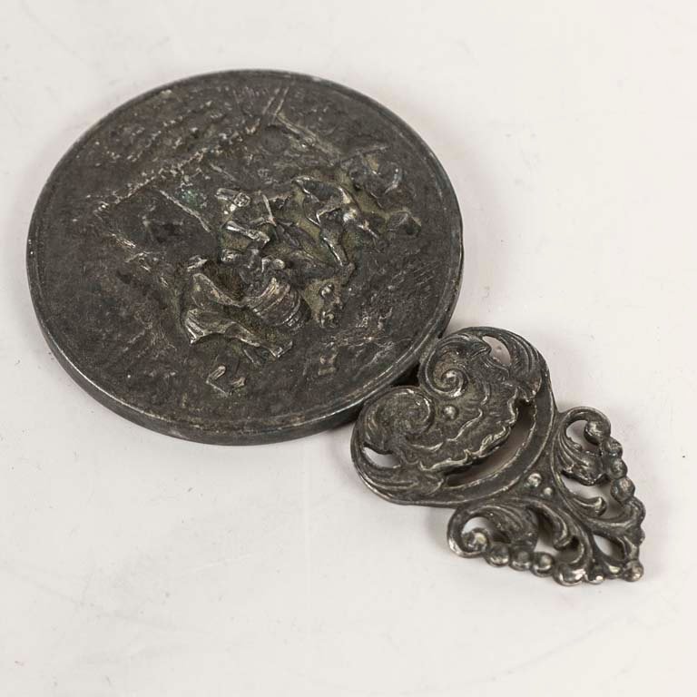 Espejo de Metal Labrado con Escena Decorativa