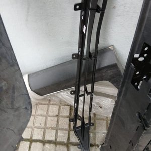Lote de 32 Piezas de Autopartes: Caretas, Guardabarros y Más - imagen 2