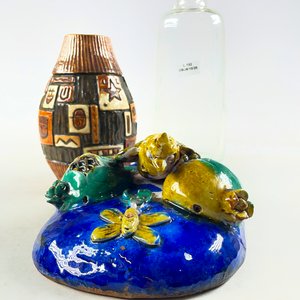 Lote de 3 piezas: Florero de cerámica, jardinera colgante y botellón hialino - imagen 3