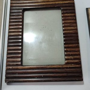 Lote de 8 Portarretratos Modernos de Madera y Cuero Sintético - imagen 7