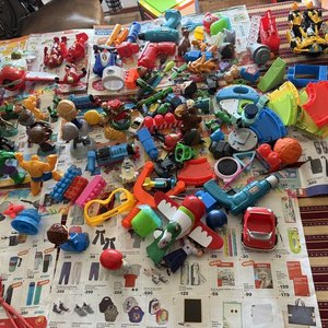 Lote Grande de Juguetes Variados: Figuras, Vehículos y Disfraces - imagen 5