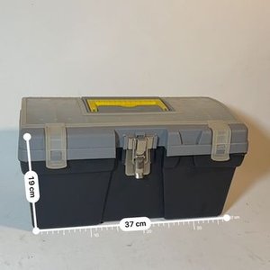 Valija de Herramientas Plástica Negra y Gris con Asa Amarilla - imagen 2