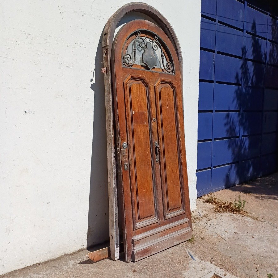 Puerta arqueada de cedro con marco y herrajes en hierro forjado - imagen 4