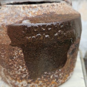 Mesita Bar con Mármol, Caldera Antigua de Hierro y Recipiente Rojo - imagen 4