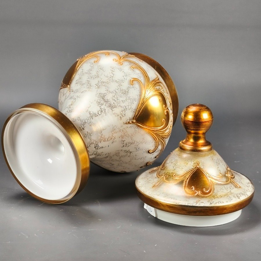 Bombonera de cristal de Bohemia opalinada decorada con diseños dorados en relieves - imagen 8