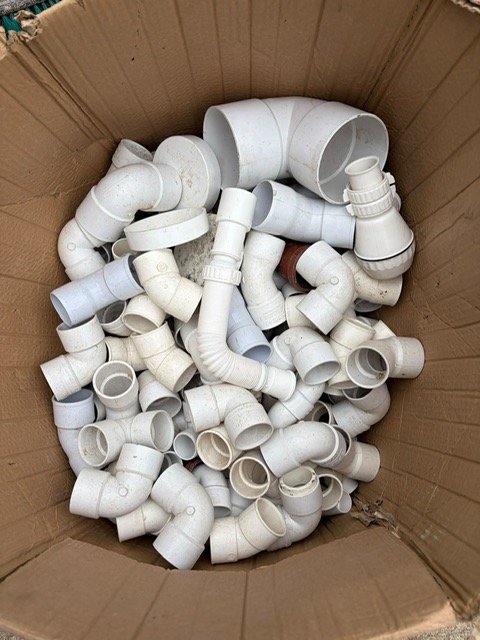 Lote de Codos y Conexiones de PVC para Plomería