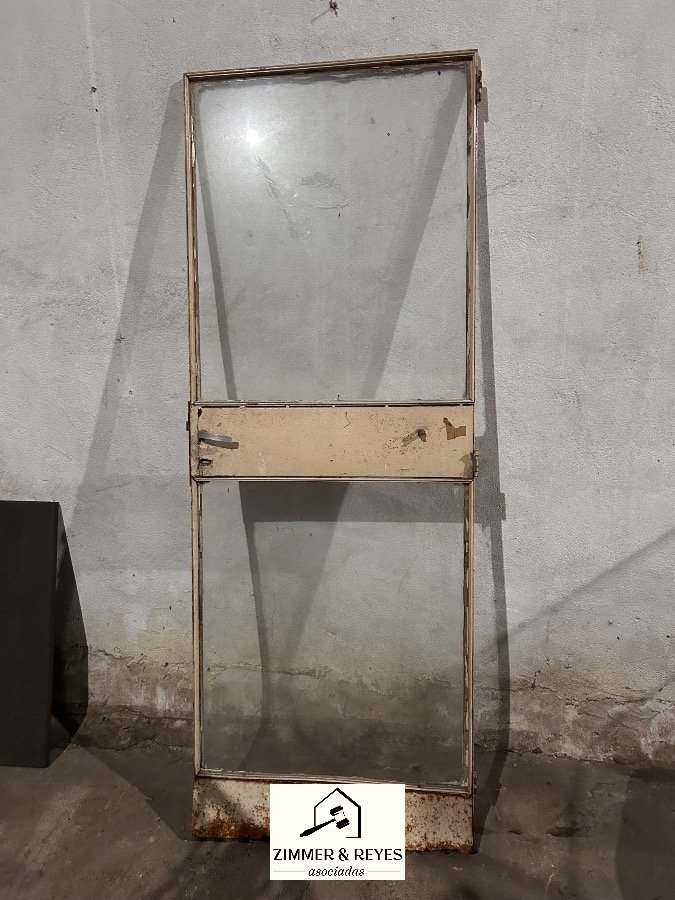 Puerta de Metal con Vidrio y Marco