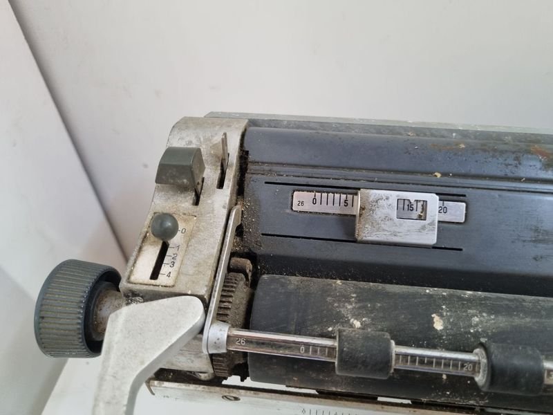 Maquina De Escribir Olivetti en Mal Estado - imagen 4