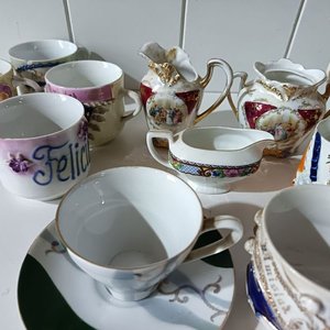 Juego de té incompleto: Tazas, platillos y lechera de diversas procedencias - imagen 4