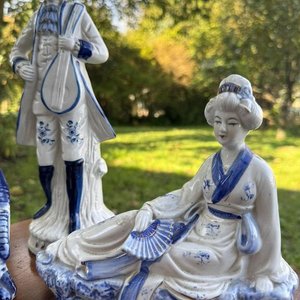 4 figuras en loza esmaltada asiatica de estilo victoriano (caballero, damas y 2 geishas mas un jarron) - imagen 2