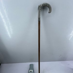 Lote siguiente: Bastón de Madera y Aluminio con Empuñadura de Caimán