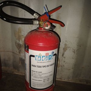 Lote siguiente: Extintor a Polvo Marca UNIT, Capacidad Nominal 4 kg