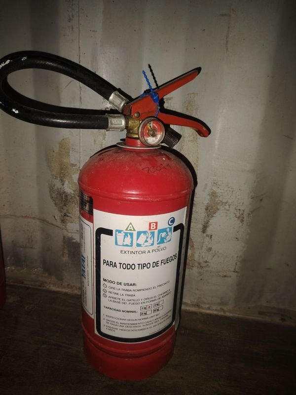 Extintor a Polvo Marca UNIT, Capacidad Nominal 4 kg