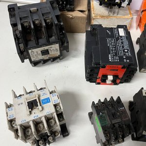 Lote de 17 Contactores Industriales Variados - imagen 3