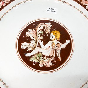 Centro de Porcelana Blanca con Ángel y Flores, Borde Rojo - 34 cm - imagen 3